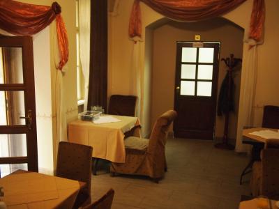 朝食会場。昼間はレストランやってるようです。