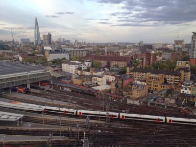 部屋からのながめ、Waterloo駅とShard。