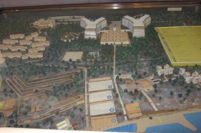 白いYの建物の間がロビー