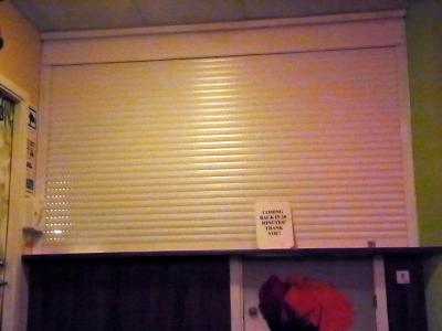 閉まってやがる！