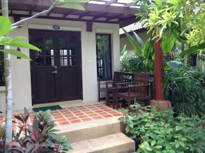 玄関前にくつろげるスペースあり