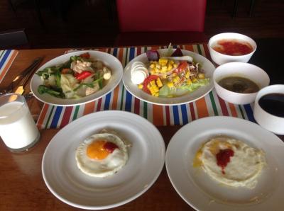 タイ料理と、アメリカンブレックファースト混合メニュー