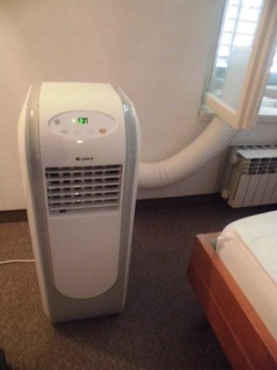 部屋のエアコンは強力でしたがユニーク。