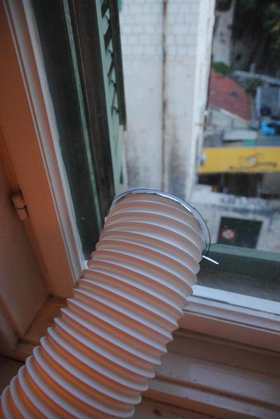 こんな太い喚起ダクトが窓に伸びています。