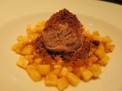 スパイシーな焼きパイナップルとチョコアイス