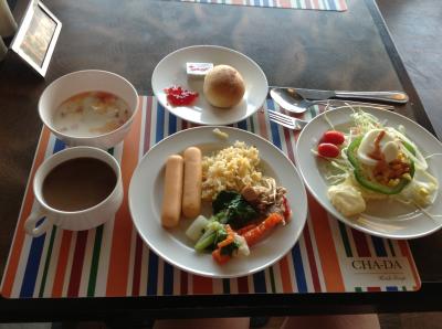 タマゴはオーダーで焼いてくれます。サラダバー・ヨーグルトあり