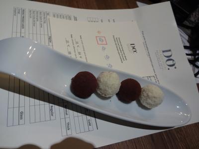 毎晩、天候など基本情報の他、チョコレートなど置かれていた