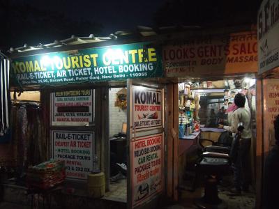 入り口付近の床屋さん