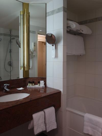 バスタブもあって、清潔なバスルーム