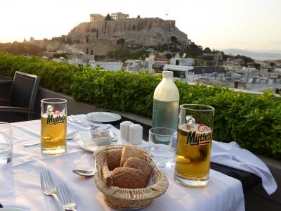 夕陽を浴びたルーフトップ８Fにあるレストランでの夕食開始