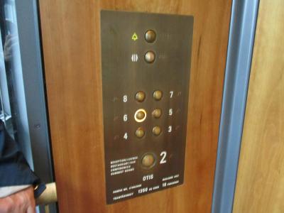 エレベーターのボタンはレトロです。