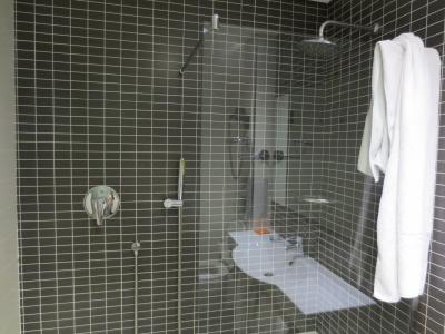 シャワーカーテンはありません