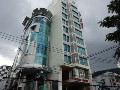 細長い建物でロビーは２階