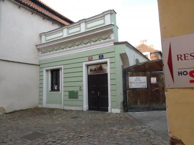 入口閉まっています。最初はブザで開けてもらえます。