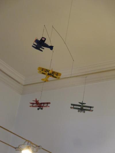 食堂の天井にあった小さな模型飛行機