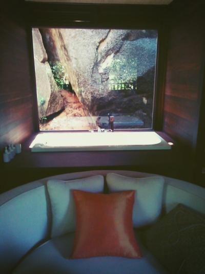 1階のソファーと浴槽