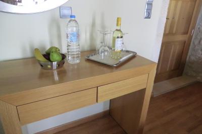 水、ワイン、果物が用意されていました。