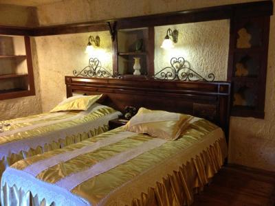 ひんやりとした洞窟内の客室