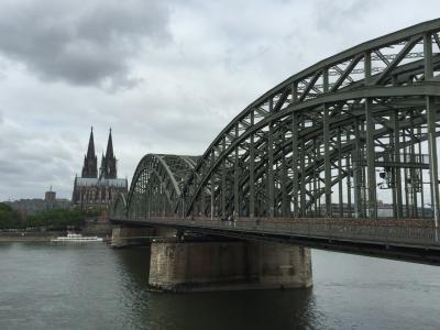 ケルン大聖堂の写真スポットへ行くために通ります