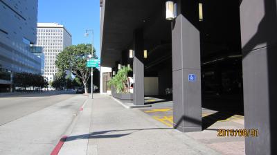 玄関は、LOS ANGELES ST.　に面しています