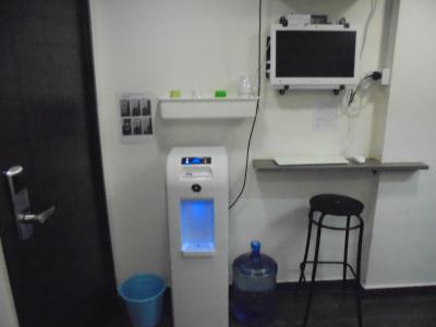 水とお湯のサーバーがあります。