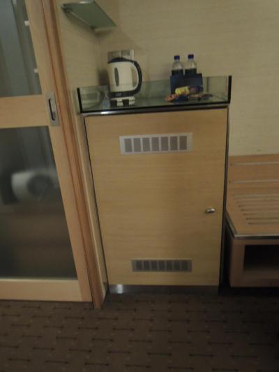 ミニバーと冷蔵庫、中にドリンク等が入っています。