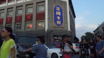 ここを曲がり、すこし歩いたら左側にあります。