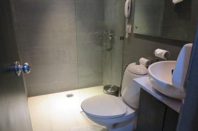 奥がシャワールーム。清潔だった。