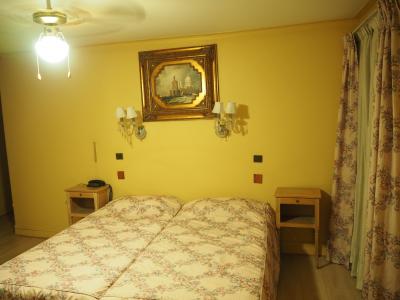 床が傾いてました。枕側に向かって低い！