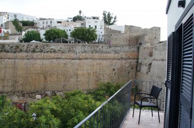 ホテルのすぐ隣に城壁　バルコニーからの景色