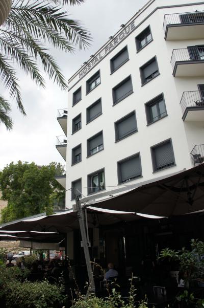 広場に面した１階はカフェ　