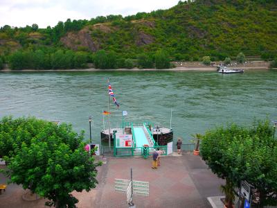 窓を開けるとライン川！