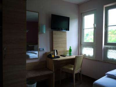 クローゼットもスーツケースを置く台もありました