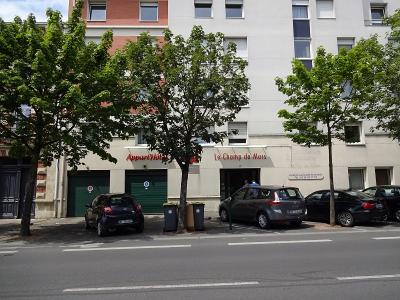 街外れにあります