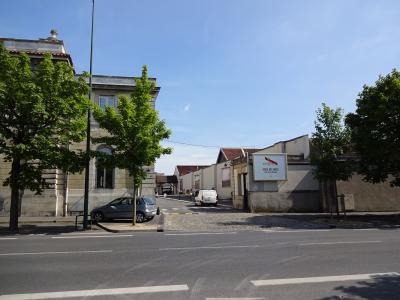 宿の前のワインセラー