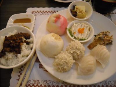 朝食のバイキング