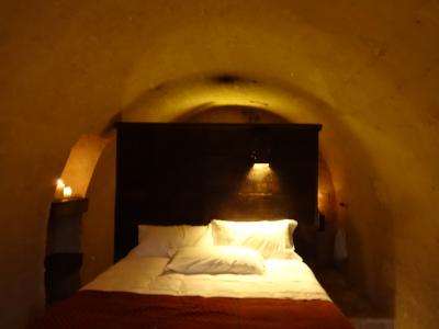 洞窟の真ん中にベッドがある