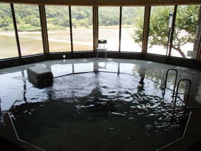 日置川沿いにあるスタンドが人気の単純硫黄泉