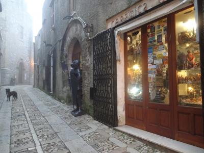 霧がかかった街の様子です