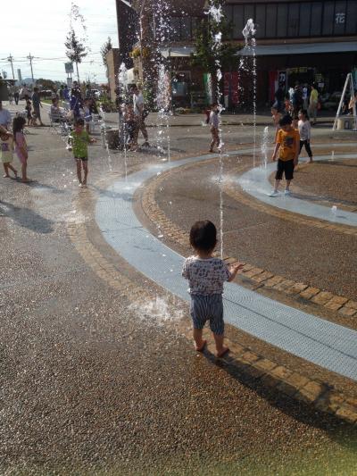 夏は噴水で子供達が大はしゃぎ