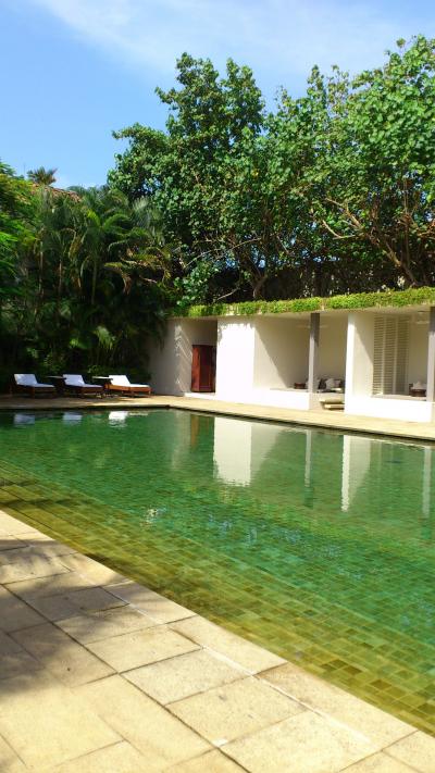 プールサイドでのんびりと