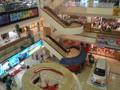 都会的ショッピングセンターです。ローカル色はありません。