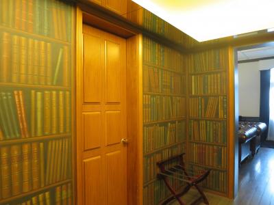 客室に入り、図書館をイメージした広いホワイエを通ると…