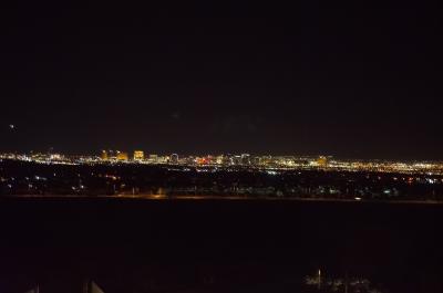 部屋からは遠くにストリップの夜景が見えました。