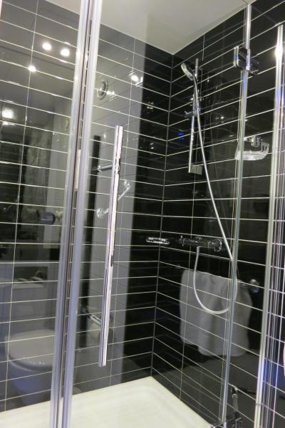 黒いタイルに水滴の後などはついておらず掃除は行き届いていまし