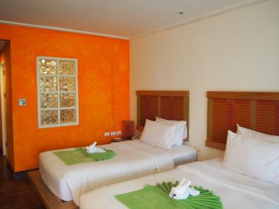 ツインベッド 壁の窓の奥はバスルームですが部屋から見えたりは