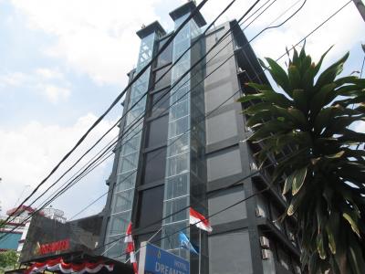 ホテル外観です。ガラス張りのところはエレベーターです。