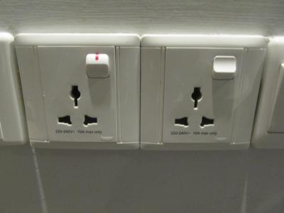 世界対応のコンセント。かなり便利です。