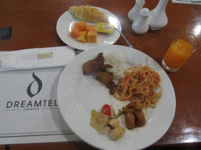 無料の朝食。種類は20種類ほどで，毎日少しずつ変化あり。