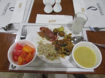 無料の朝食。種類は20種類ほどで，毎日少しずつ変化あり。